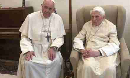 Ratzinger sta male, Papa Francesco: “Pregate per lui” e poi va a fargli visita