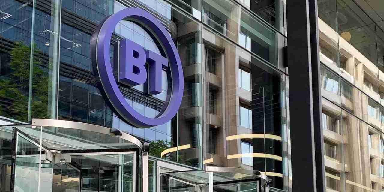 BT Group, entro il 2025 previsto un taglio di 55 mila unità: molti saranno sostituiti dall’AI