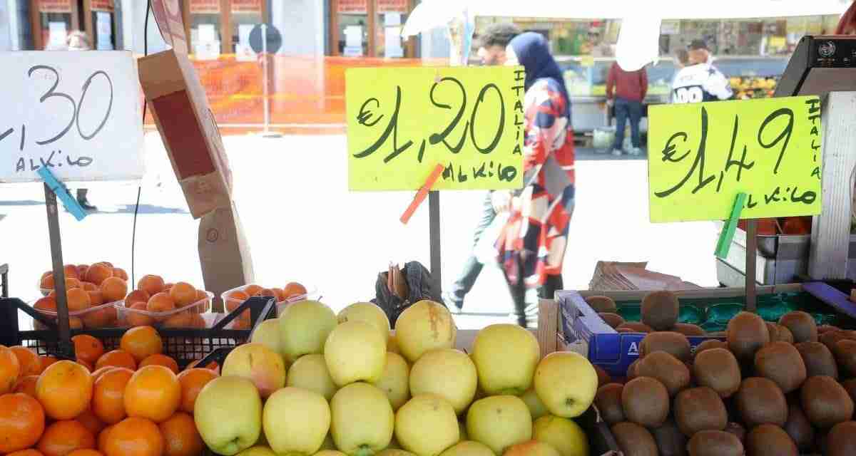 L’inflazione sta rallentando al +5,9%. Bce: “Non possiamo prevedere la durata della stretta sui tassi”