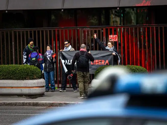 Leonardo, imbrattata la sede a Roma da attivisti pro-Pal