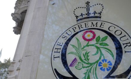 Regno Unito, per la Corte suprema è donna solo chi nasce tale