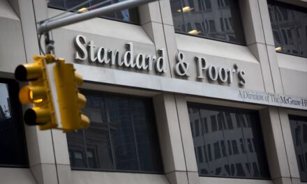 S&P alza il rating dell’Italia. Giorgetti: “Grazie alla nostra serietà”