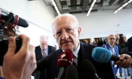 Regionali in Campania: De Luca attacca M5S e avverte la coalizione sul rischio compromessi