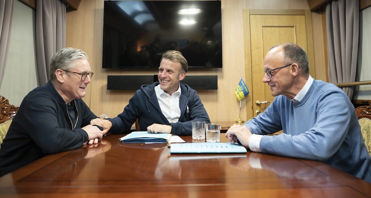 Ucraina, Mosca chiede stop alle armi per accettare la tregua: l’UE respinge l’ultimatum