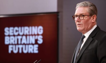 Starmer incontra Rama e apre a centri di rimpatrio all’estero