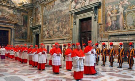 Conclave, i preparativi e i retroscena: siluri a Parolin
