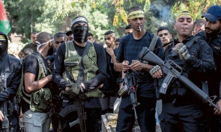 Scontro in Cisgiordania: Coloni attaccano base militare israeliana tra silenzi e tensioni crescenti