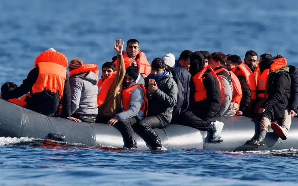 Migranti, 27 si gettano in mare per evitare il rimpatrio in Tunisia: salvati e portati a Lampedusa