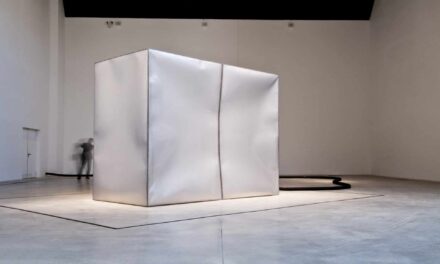 Arcangelo Sassolino porta a Lerici una scultura che sfida la materia