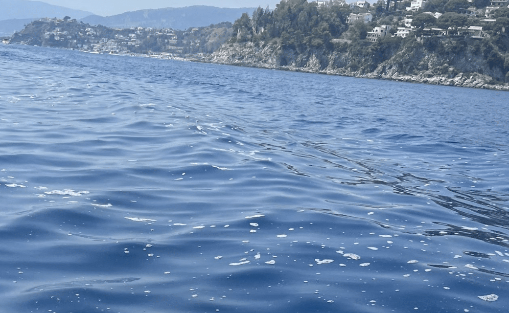 Mare negato: il paradosso delle coste catanzaresi tra divieti sospesi e degrado evidente