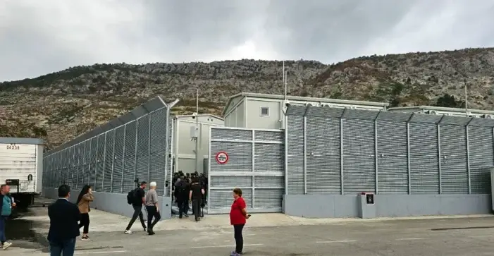 Scontro social tra Fratelli d’Italia e PD sul progetto Albania: scintille tra Meloni e Schlein