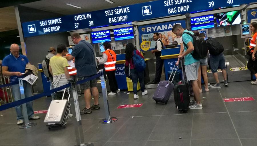 Ryanair, nuove regole sui bagagli a mano: bonus ai dipendenti di 2,5 euro per ogni bagaglio fuori misura
