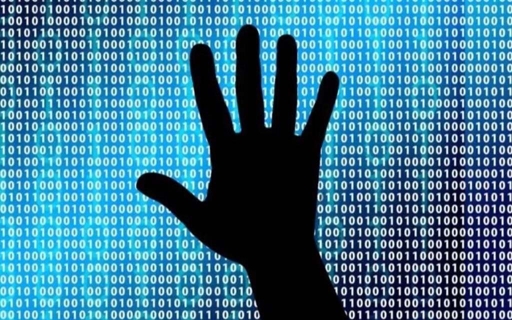 Foto rubate e sessismo online: la nuova frontiera della violenza digitale