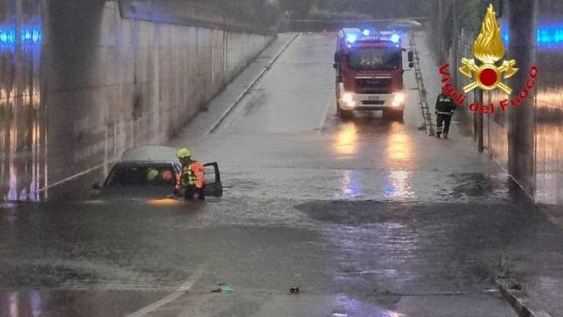 Maltempo in Italia: frane, allagamenti ed evacuazioni tra Lombardia e Toscana, allerta arancione in cinque regioni