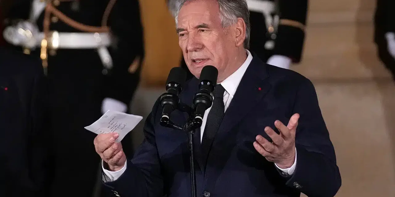 Francia, Bayrou all’ultima prova: “Coalizioni in guerra ma unite contro il governo”
