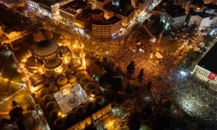 Turchia, 50mila in piazza ad Ankara contro la repressione del partito di opposizione CHP