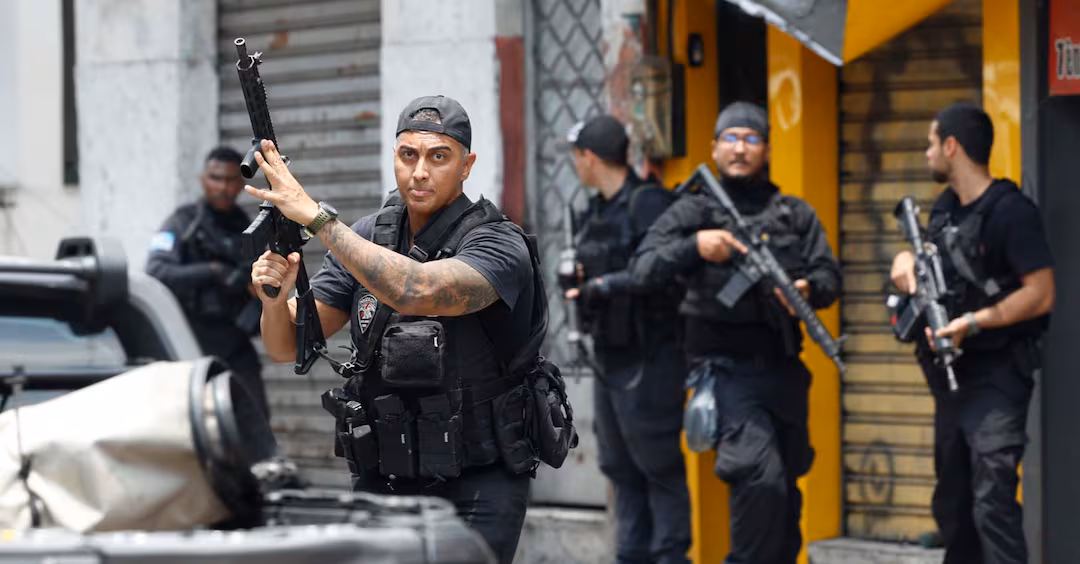 Rio de Janeiro, maxi-operazione nelle favelas: oltre 130 morti nello scontro tra polizia e Comando Vermelho