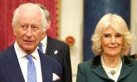 Re Carlo e Camilla in Vaticano: prima preghiera pubblica di un monarca inglese con un Papa da 500 anni