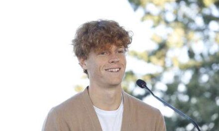 Sinner leggenda: trionfa a Parigi, vince il suo primo Masters 1000 e torna numero uno al mondo