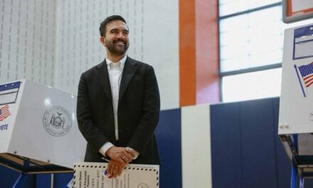 Chi è Zohran Mamdani, il primo sindaco musulmano e socialista di New York