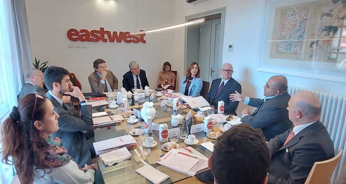 “Produrre in India, non solo per l’India”: De Luca all’eastwest Coffee sul futuro delle relazioni tra Italia, Europa e il gigante asiatico