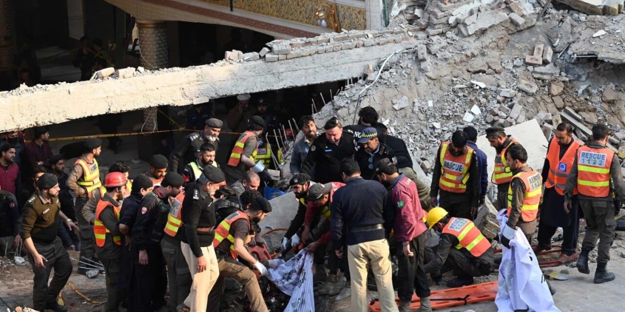 Tensione tra Pakistan e Afghanistan: raid aerei sul confine dopo un attentato a Peshawar