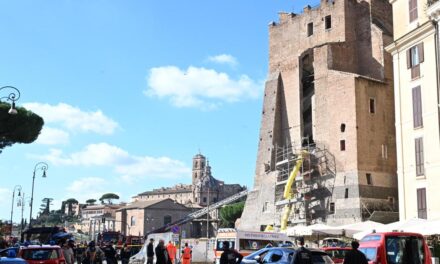 Crollo alla Torre dei Conti a Roma: operai intrappolati e rischio nuovi cedimenti