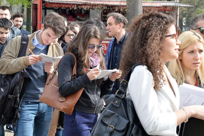 Giovani italiani 2025: meno occupazione, maturità in ritardo e futuro incerto