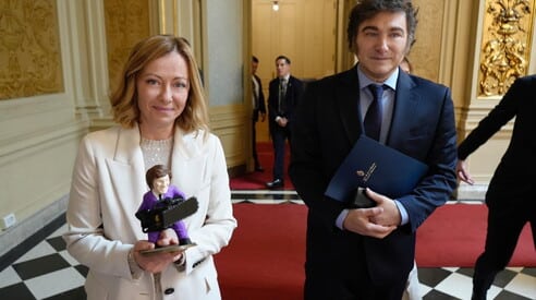 Stop all’asta dei regali di Giorgia Meloni: l’incarico alla casa d’aste Bertolami bloccato per un’inchiesta giudiziaria