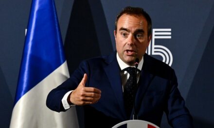 Francia, via libera alla legge d’emergenza: lo Stato avanti con il bilancio prorogato