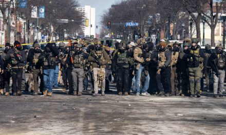 Gregory Bovino, presunta rimozione dal Border Patrol: la Casa Bianca smentisce. Ma le proteste continuano