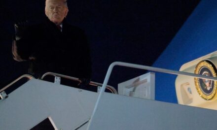 Guasto all’Air Force One, Trump vola verso Davos ma è costretto a riatterrare negli Usa. poi riparte