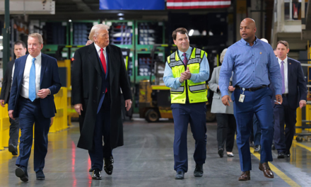 Trump, dito medio a un contestatore alla Ford dopo l’accusa “protettore di pedofili”