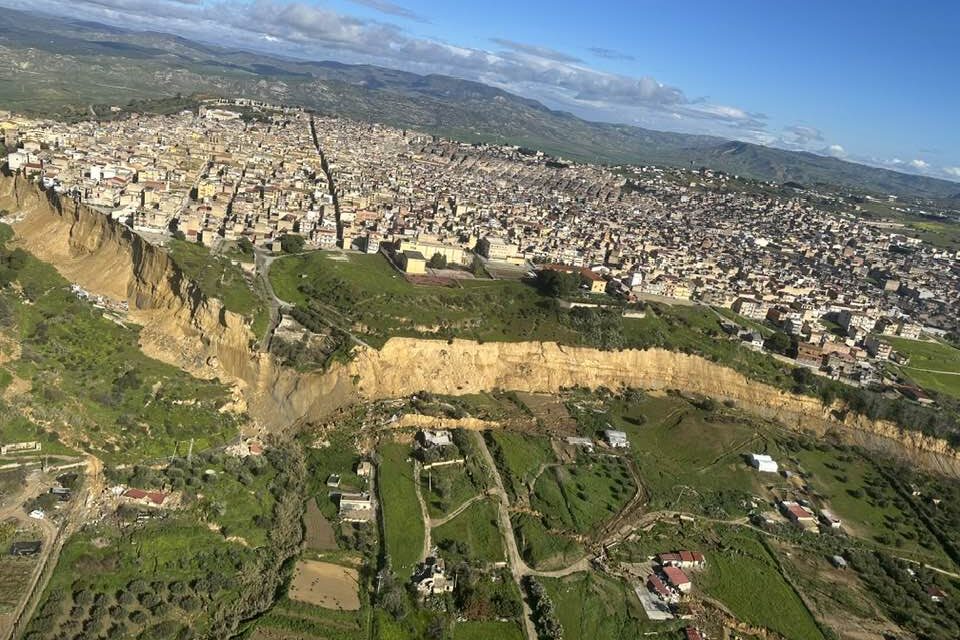 Niscemi, l’appello del vescovo alla solidarietà mentre continuano i monitoraggi