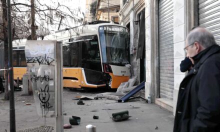 Milano, tram deraglia e si schianta: due morti e decine di feriti, si indaga per omicidio colposo