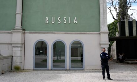 Biennale Venezia, nuova lettera della Commissione Ue contro la Russia: “Possibile revoca dei fondi”