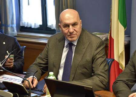 Missile contro la base italiana a Erbil: Crosetto rassicura, “stanno tutti bene” mentre il Medio Oriente si infiamma