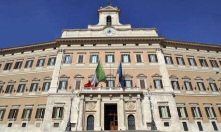 Sull’Iran passa la linea del governo. La Camera ha approvato la risoluzione della maggioranza. Scontro fortissimo con l’oppposizione