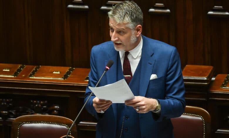 Biennale: Giuli chiede le dimissioni di Gregoretti. L’Ue minaccia di tagliare i fondi