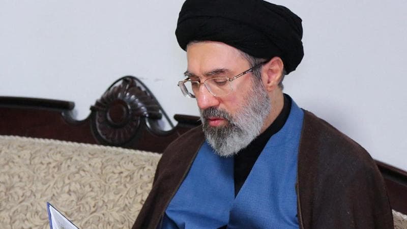 Mojtaba Khamenei è la nuova Guida Suprema dell’Iran. Le Guardie della Rivoluzione gli hanno giurato fedeltà
