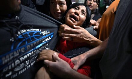 World Press Photo 2026, trionfa Carol Guzy con lo scatto sulla separazione di una famiglia migrante