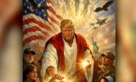 Trump raffigurato come Gesù e poi cancella l’immagine: «Leone dovrebbe essermi grato»