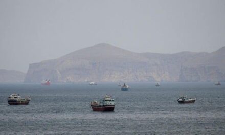 Iran apre su Hormuz ma frena sul nucleare