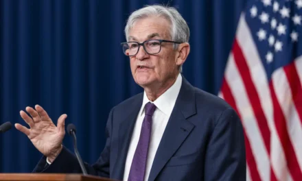 Fed lascia i tassi invariati: Fomc diviso e Powell avverte sull’indipendenza