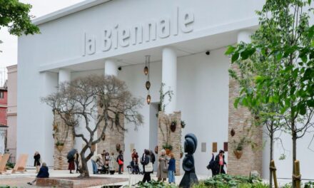 Biennale Arte di Venezia, boom di presenze alla pre-apertura: lunghe attese all’Arsenale