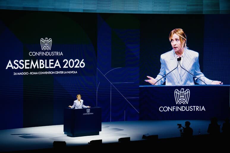 Meloni attacca l’Europa a Confindustria: “Meno burocrazia e più competitività”