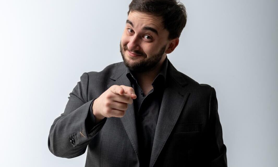 Teatro Parioli Costanzo, Marco Todisco tra ironia e precarietà in “QUI SI VA NEL PENALE”