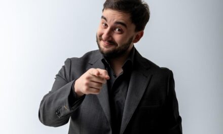 Teatro Parioli Costanzo, Marco Todisco tra ironia e precarietà in “QUI SI VA NEL PENALE”