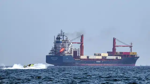 Attacco Usa nel sud dell’Iran, Teheran reagisce: spari contro navi nello Stretto di Hormuz