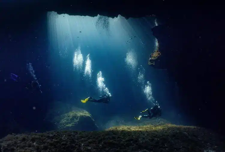 Maldive, individuati i corpi dei quattro sub italiani dispersi nella grotta di Alimathà